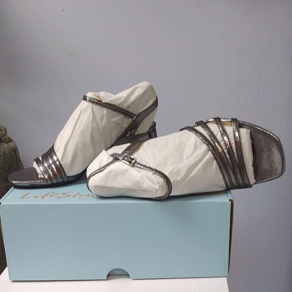 Life Stride Soft Systems, black/grey Women's Metallic Heeled Sandals. Sz. 5.5